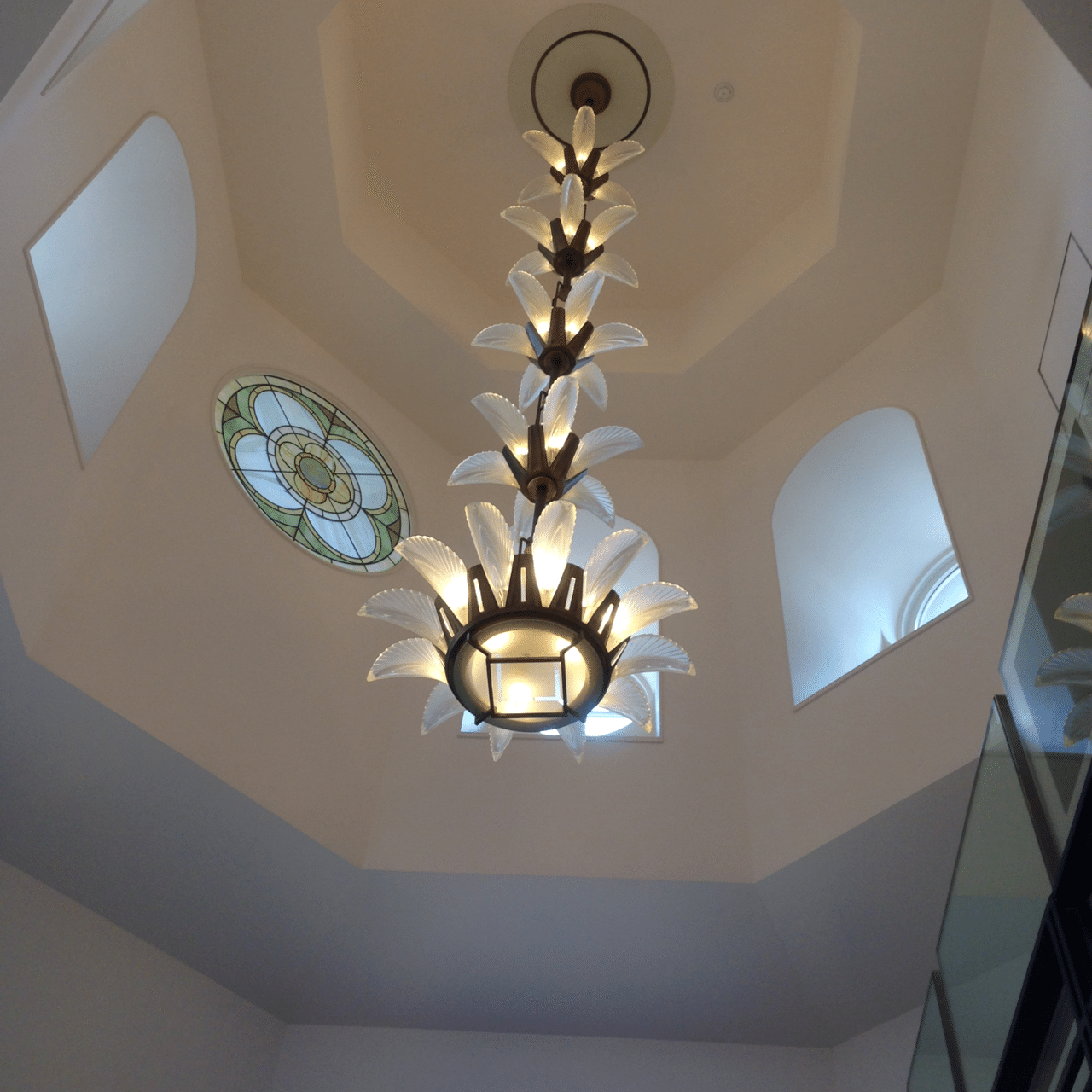 雨音に珈琲の香りがよく似合うと言ったのは 遥か昔の古典の先生だった 古文も漢文も相性が良くなかったが 時折の先生の余談が大好きだった 先生 雨の香りにはチェロの音色も似合います 雨の日にはチェロと Ran Ran Note