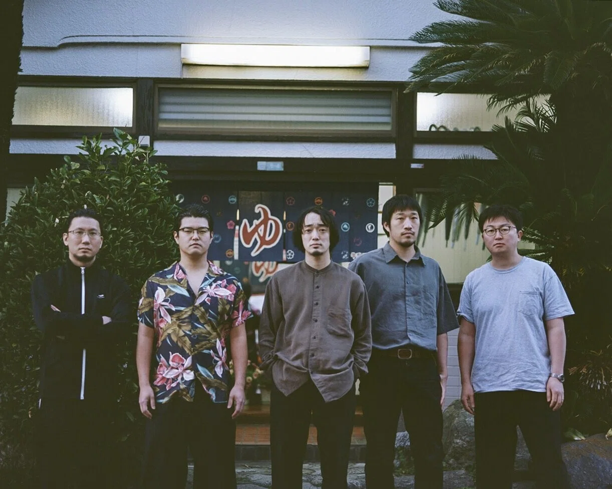 左からモジャ(Ba)、山崎熊蔵(Gt)、井上Y(Vo/Gt)、富烈(Sax)、鈴木UFO(Dr)