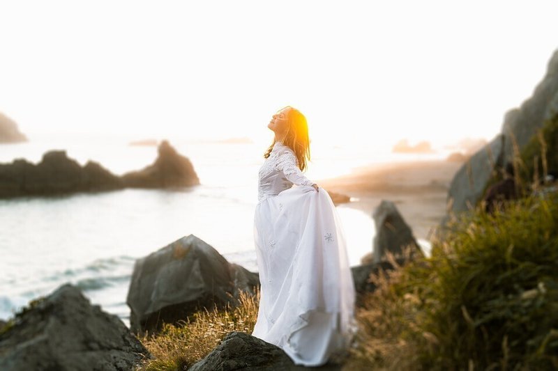 女性・海辺・ドレス・感情・思考・白いドレス