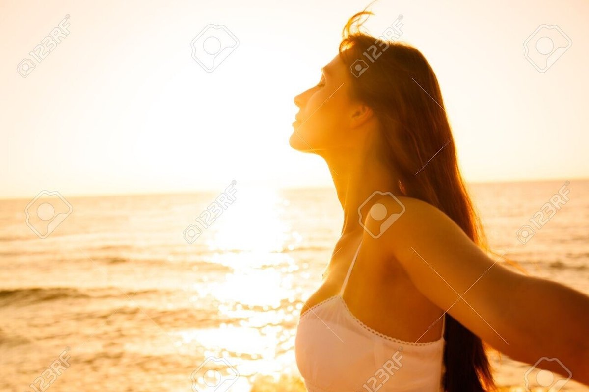 31016669-深い呼吸の女の子の無料太陽の楽しみ