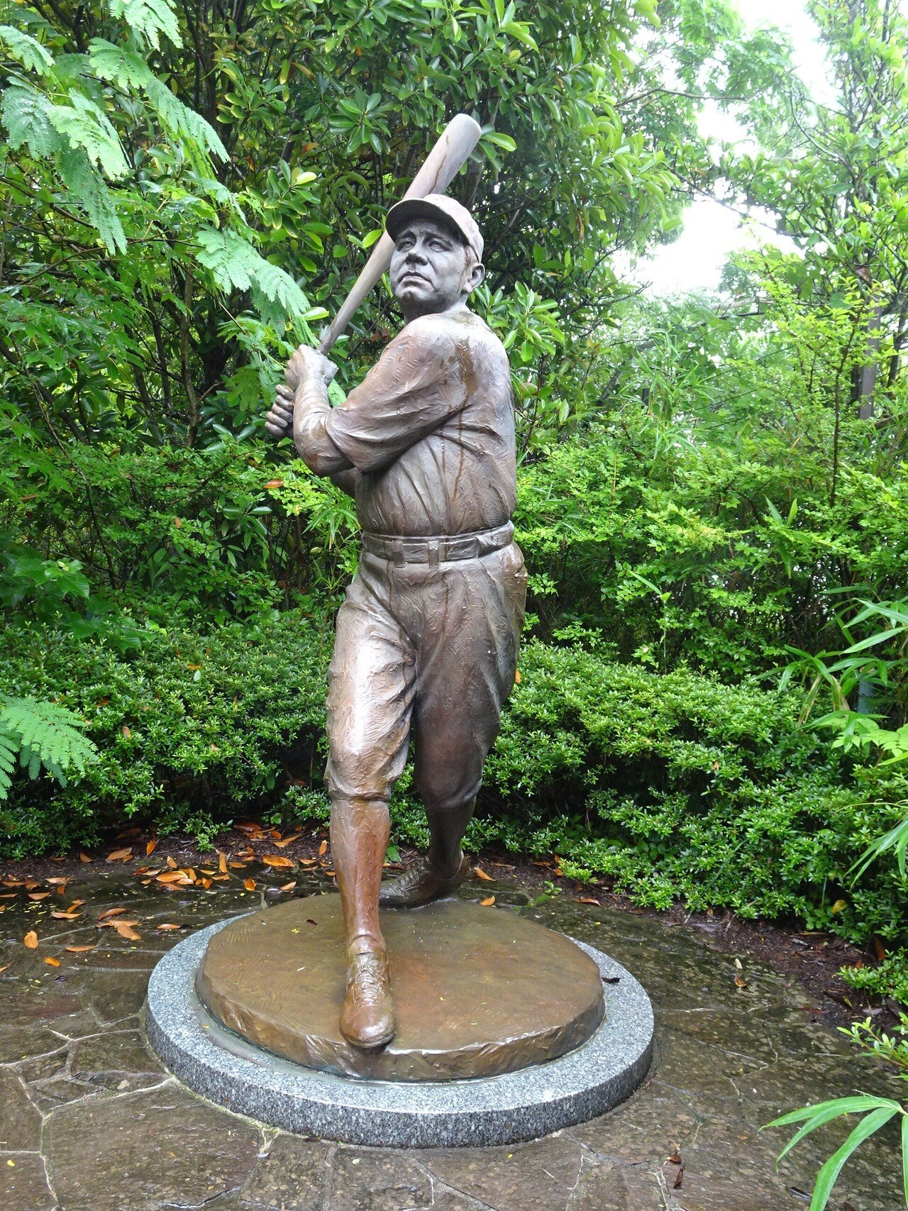 八木山動物公園にあるベーブルース像｜門田和雄