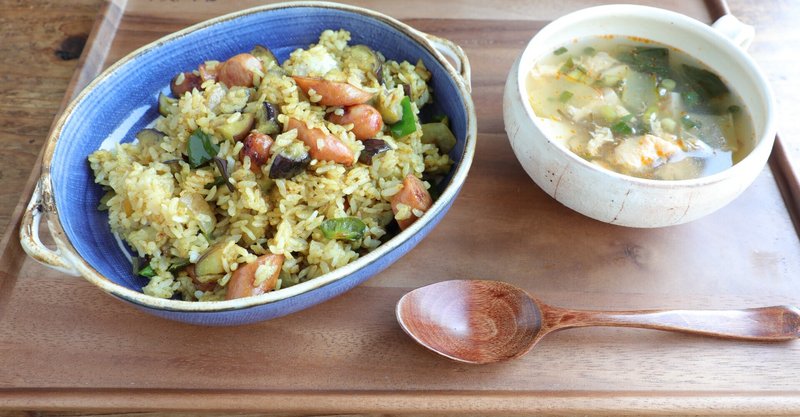 主食 たっぷりなすとソーセージのカレーピラフ 副菜 もずく酢で酸辣湯風スープ の作り方 ぐっち夫婦 料理家 Note 主食 たっぷりなすとソーセージのカレーピラフ 副菜 もずく酢で酸辣湯風スープ の作り方 ぐっち夫婦 料理家 Note