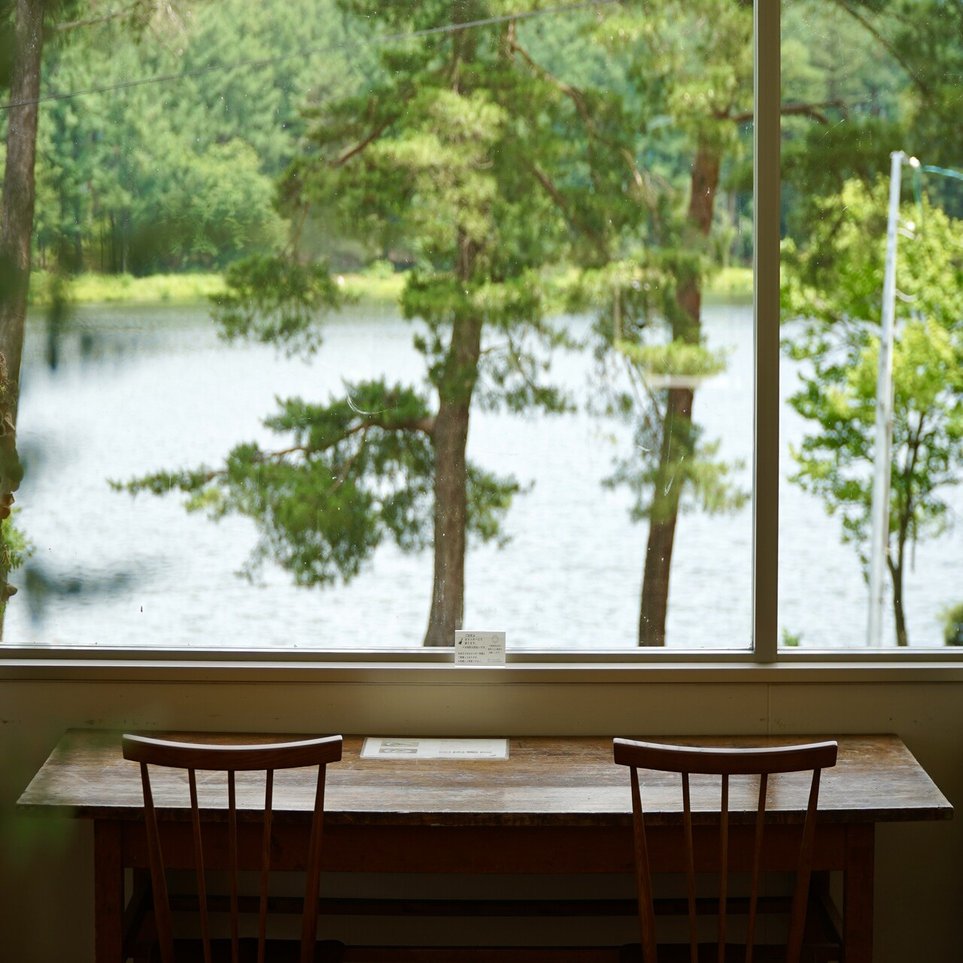 大きな窓から徳良湖を眺められる リノベーションカフェ 山形県尾花沢市 徳良湖 Goosecafe Go With Subaru スバルとの暮らしがもっと愉しくなる Note
