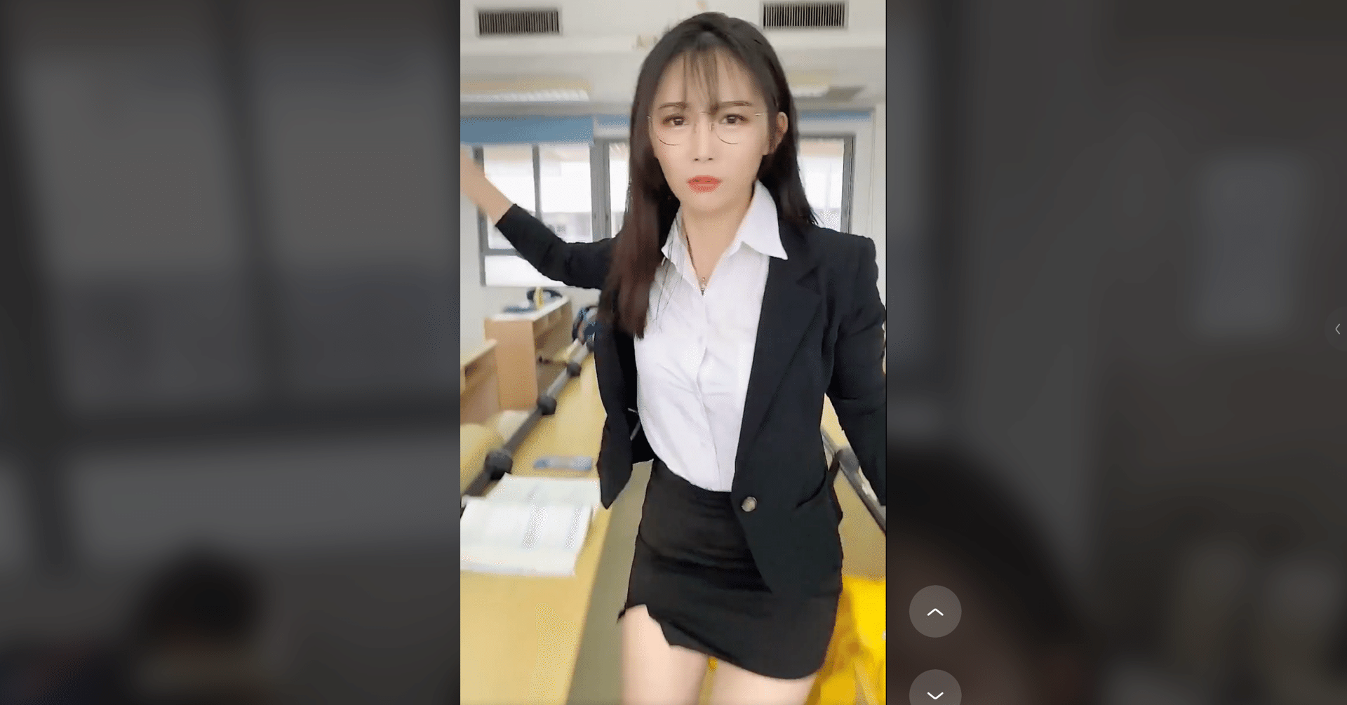 Olスーツの女性が脇腹をくすぐられる くすぐり好き Note