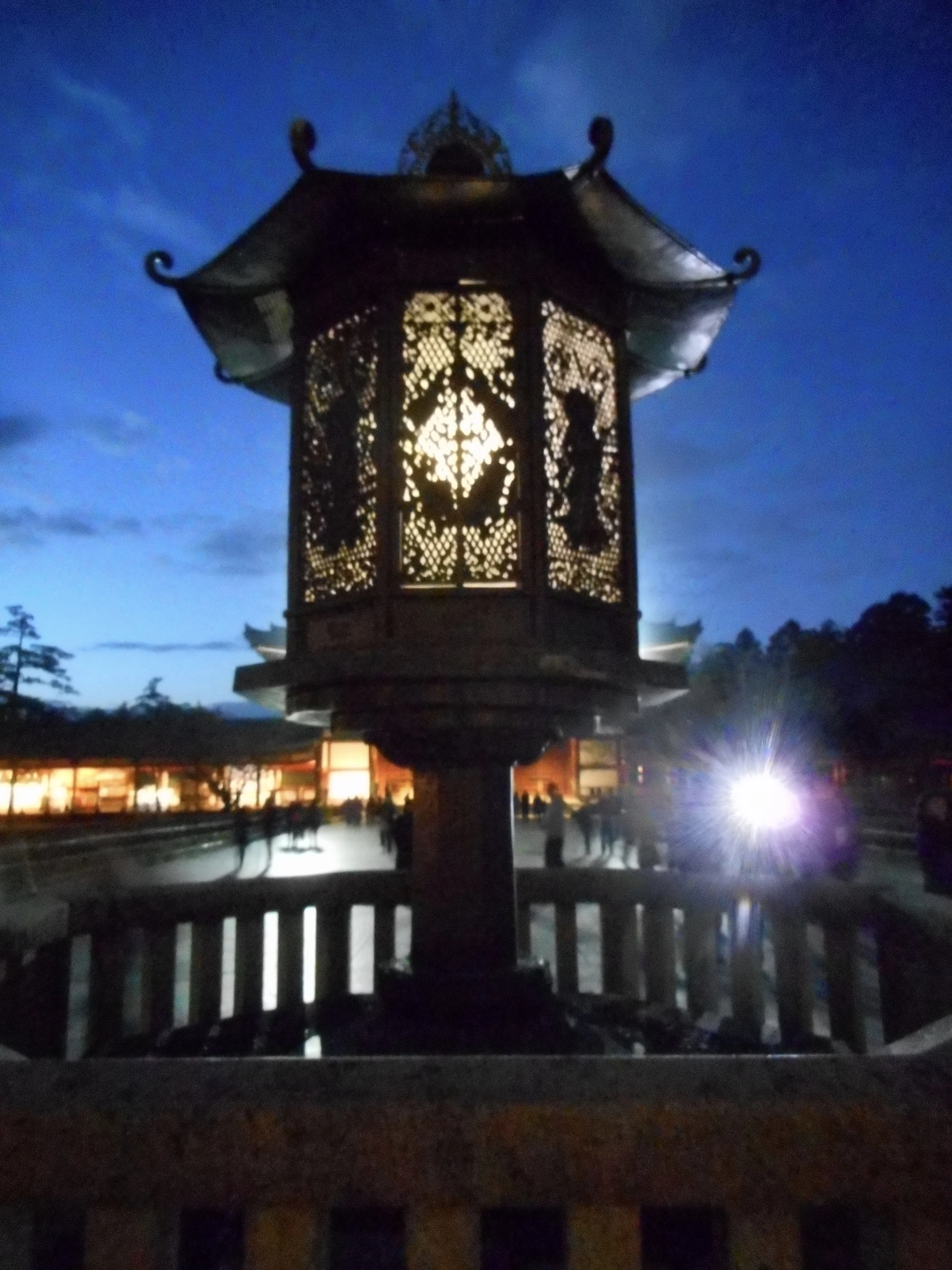 東大寺大仏殿金銅八角燈籠｜ART AND MOVIE