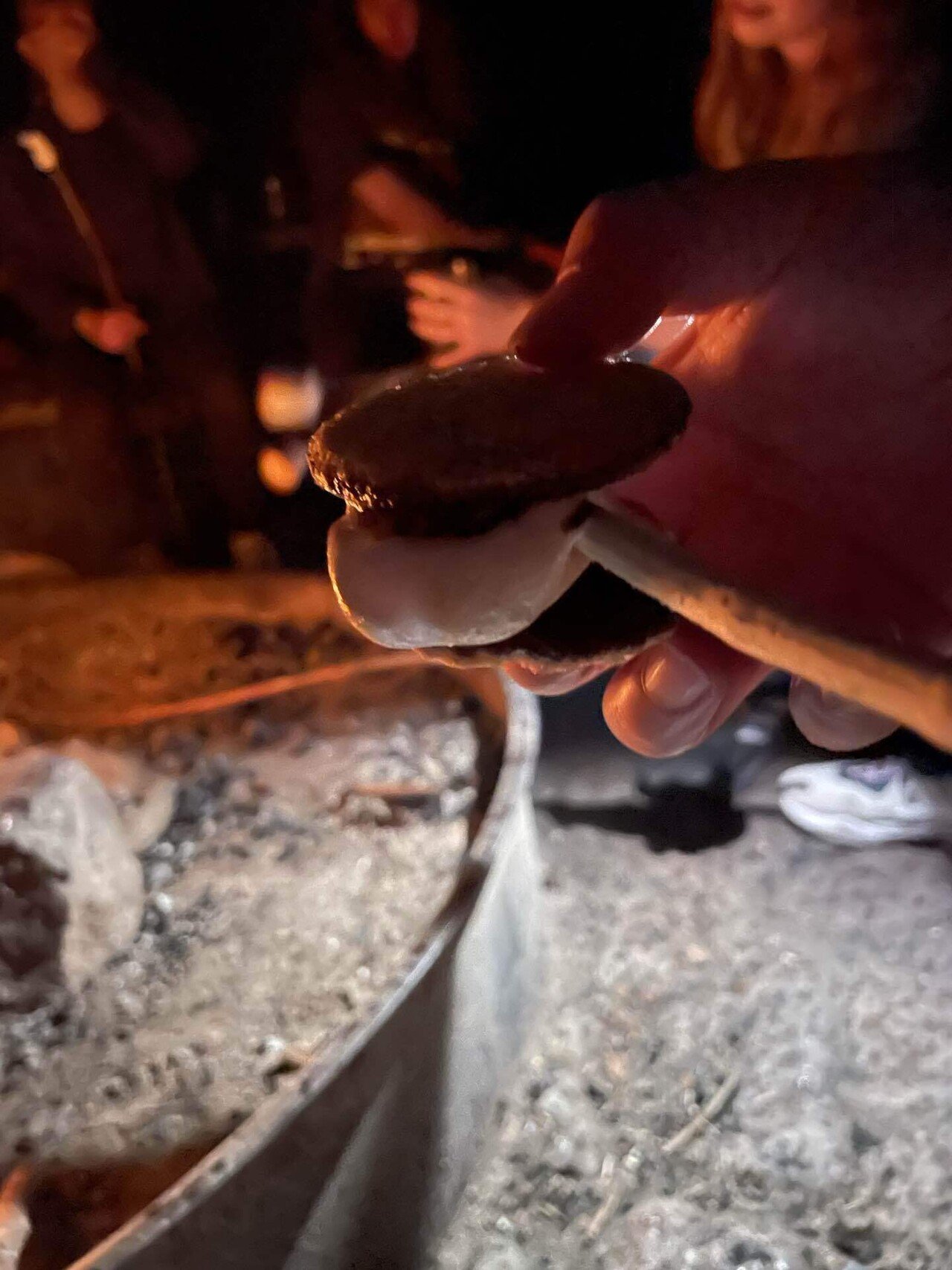 焚き火と言ったら、マシュマロも定番ですよね! ちゃんと出てきましたヨ。ただ、本音をいうとマシュマロって甘すぎるからそんなに食べられない😅 焼くのは楽しいのだけどね・・・。 画像8