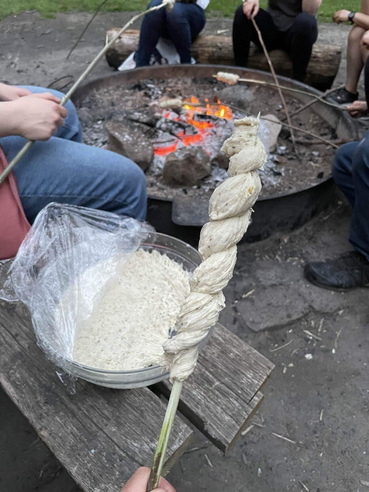 しばらく薪を燃やしていると、薪の炎が落ち着いてきて炭火の状態になります。そうしたら準備OK ! Snobrødの登場です‼︎ Snobrødは、木の枝に生地をくるくるっと巻きつけて焚き火でじっくりと焼いて作るパン。焚き火の定番と言っても過言ではなく、デンマーク人だったら必ずと言っても良いほど子供の時に楽しんでいるそうです。 画像4