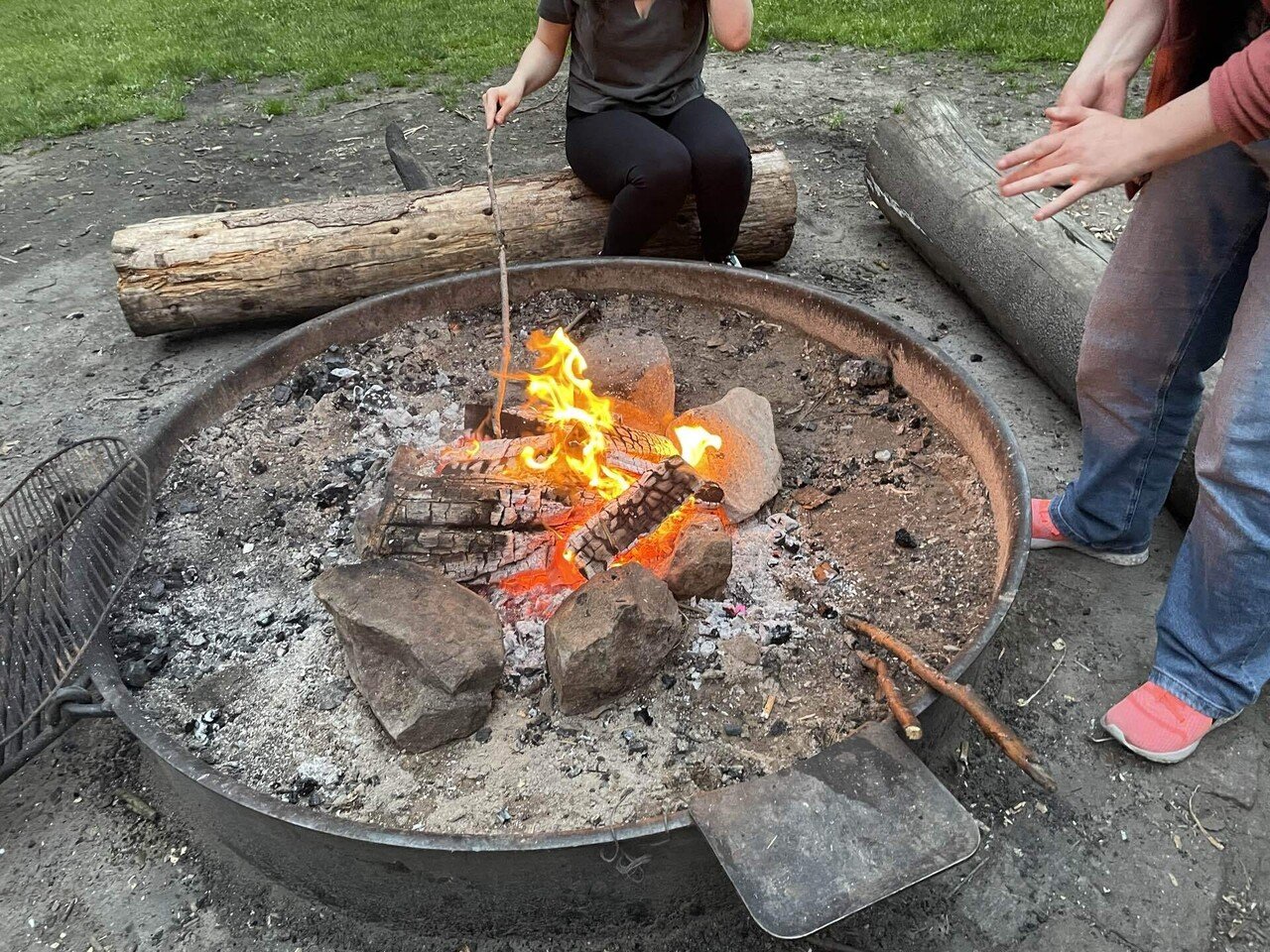 BBQの場合は炭を使って火をおこしますが、今回は薪をくべて作った「焚き火」。薪が燃える際に発するパチパチという音って、なぜか落ち着くんですよね〜。 画像3