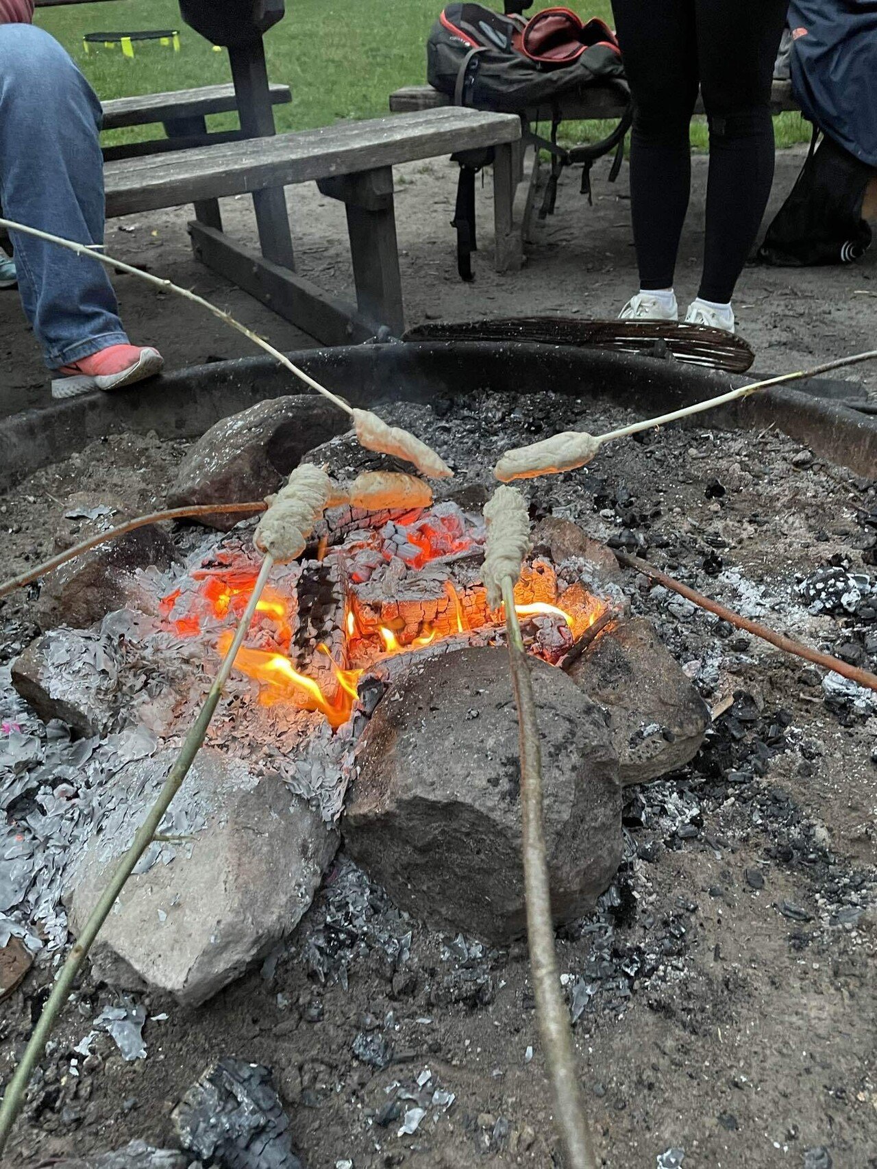 Snobrødをおいしく焼くコツは、遠火で、じっくり、ゆっくり。そして焦がしたり、重心のバランスを崩さないよ回転させるのもコツです。 画像5
