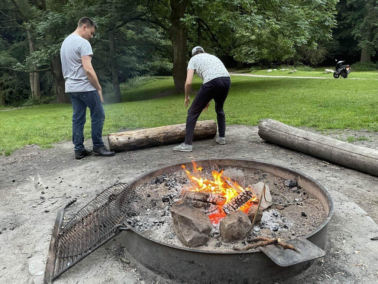 今日は奥さんの同級生に呼ばれ、森の中で焚き火パーティをしてきました! 画像1