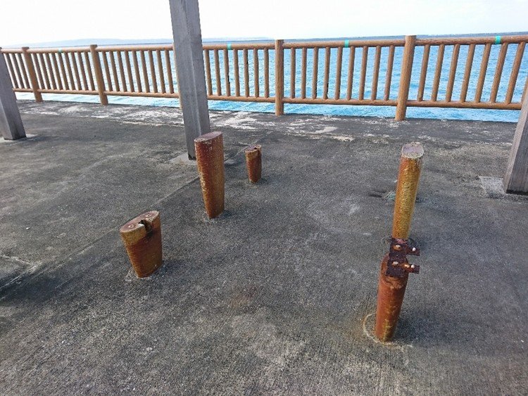 バカには見えないテーブルとベンチ。

荷川取漁港防波堤の東屋にて。