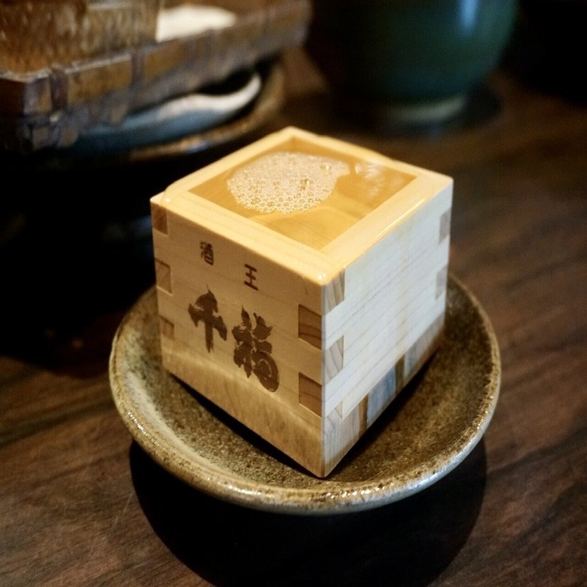 古典酒場で呑む。【中野・路傍】名前も知らない人々と、同じ樽酒を