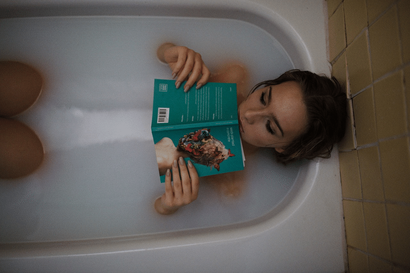 入浴　女性　読書