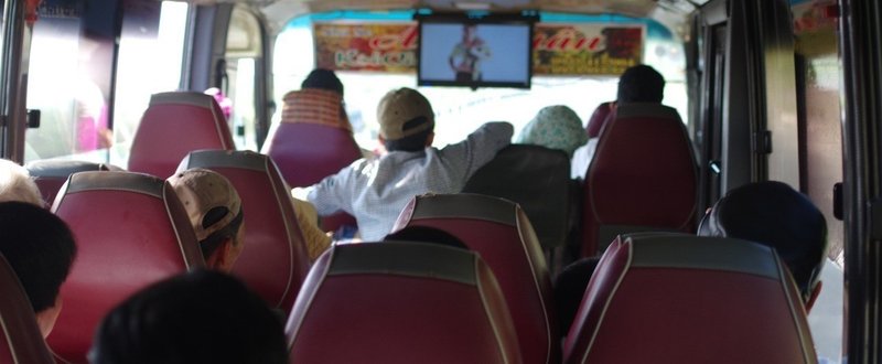 見知らぬ土地で心通わす　バスの旅（ベトナム）