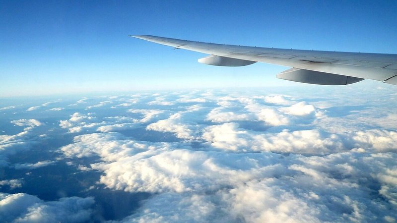 飛行機　空 雲