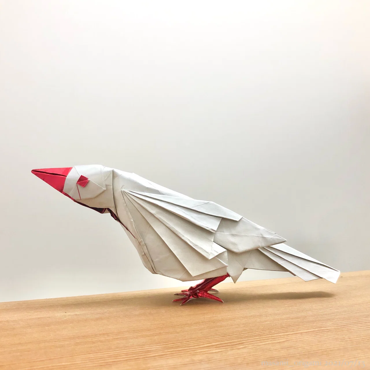 今にも飛び立ちそうなリアル折り紙「文鳥」。／