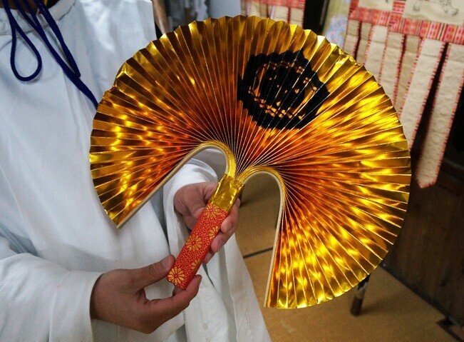 金地に春秋の柄仕舞扇