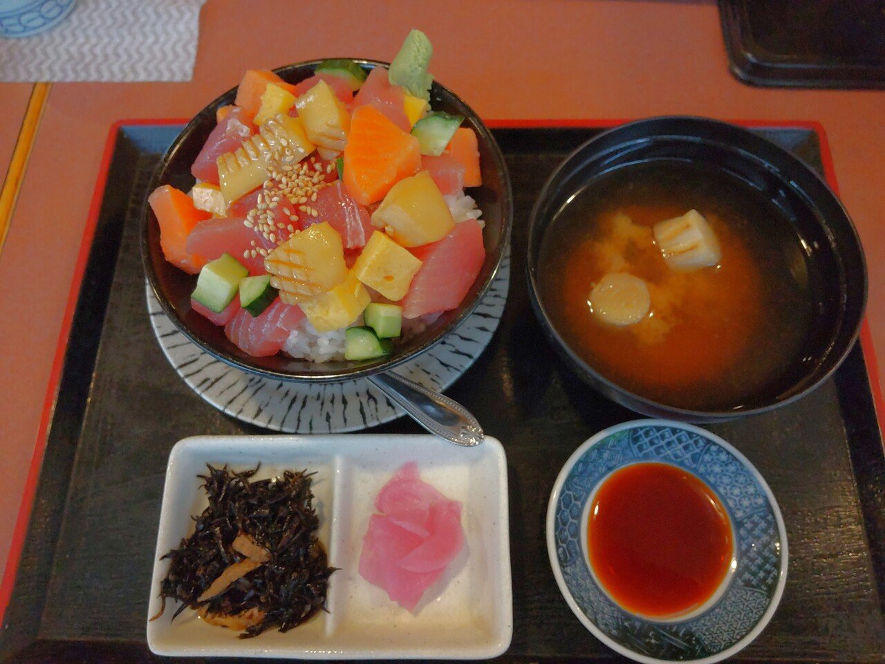今日は遅めのランチで 海鮮丼を堪能 一瞬パフェにみえますけど しっかりとした海鮮丼です お味噌汁 漬けものがついて これで6円 マグロ 白身魚 サーモン イカ 玉子 きゅうりが サイコロ すずじゅん 幸せをおすそわけnote Note 今日は遅めのランチで 海鮮丼を堪能 一瞬パフェにみえますけど しっかりとした海鮮丼です お味噌汁 漬けものがついて これで6円 マグロ 白身魚 サーモン イカ 玉子 きゅうりが サイコロ すずじゅん 幸せをおすそわけnote Note