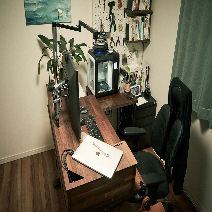 Vol 8 池澤あやかさん 社長室のようなミニマルにまとまった統一感のあるワークスペース Lighten Up Your Wfh編集部 Note