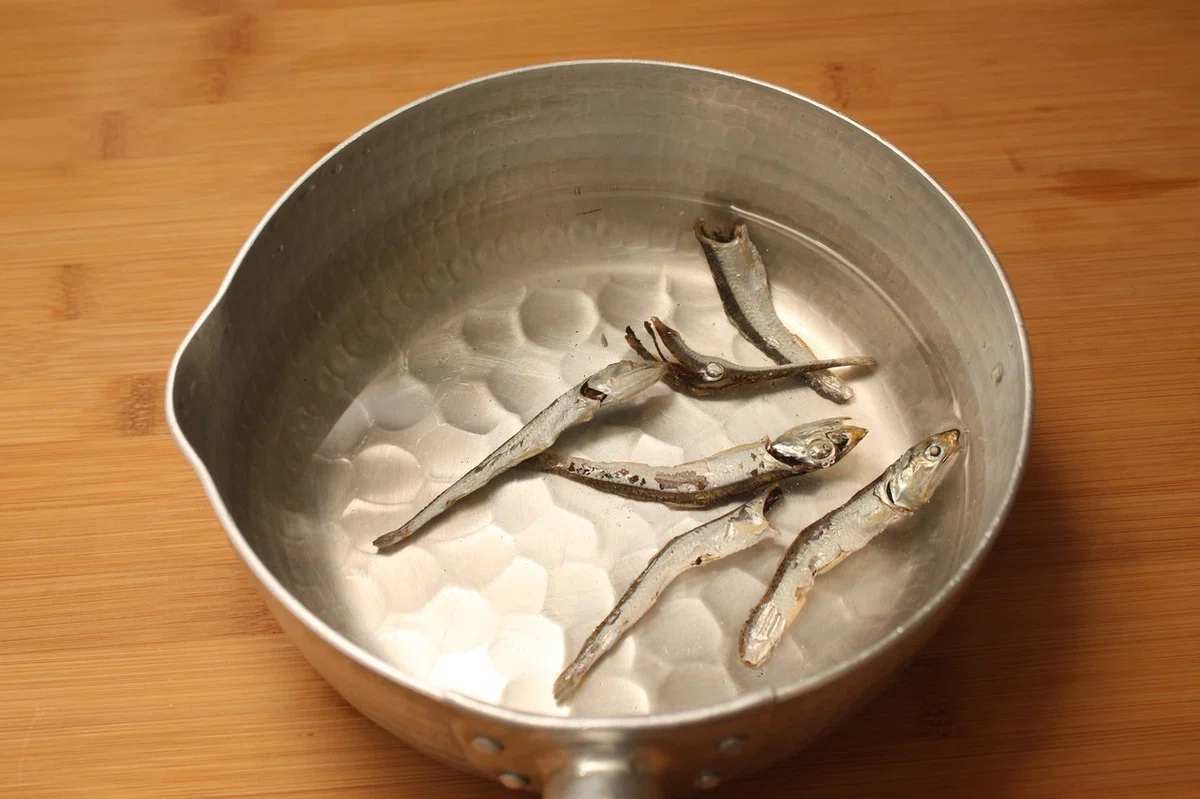 Grilling dried horse mackerel for breakfast｜樋口直哉(TravelingFoodLab.)