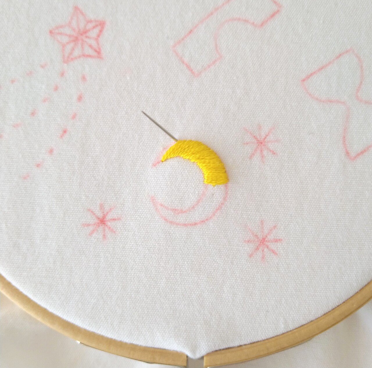 3色の糸で楽しむステッチ練習用の模様* ステップ1 〜三日月の刺繍1