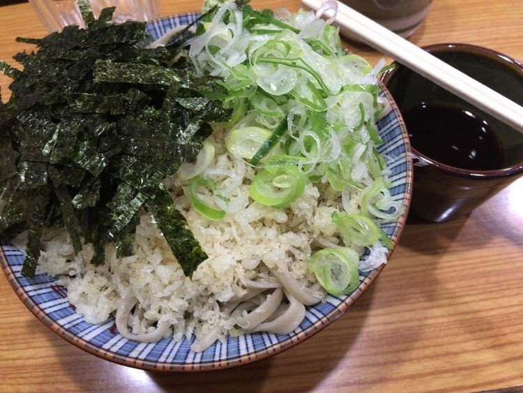 久しぶりの投稿です。こないだ仕事の合間に蕎麦が食べたくなり、札幌にある入福という蕎麦屋さんに行ってきました。ここは、前から知り合いに美味しいと聞いていた蕎麦屋さんだったので、期待大で行きましたが、やはり人気の店なのか行列が出来ていました。暫く待って中に入れたので、入福そば700円を頼みましたが、蕎麦では珍しい平めんで、ネギ、海苔、天かすが沢山のっている蕎麦が出てきました。食べた感想としては、凄いコシでは無いが、ある程度のコシがあり蕎麦自体が凄く美味しかったです。