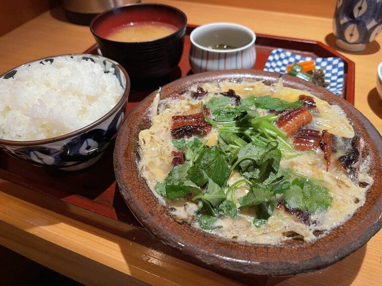 本日は東京大神宮近くにある 福でん さんにて、鰻の柳川鍋を頂きました。ランチメニューは一種類しかないのですが日替りで、小料理屋さんらしく上品で美味しいです。小鉢のもずく酢なんか、夜に単品で頂くと結構高いですからね。#神楽坂ランチ
