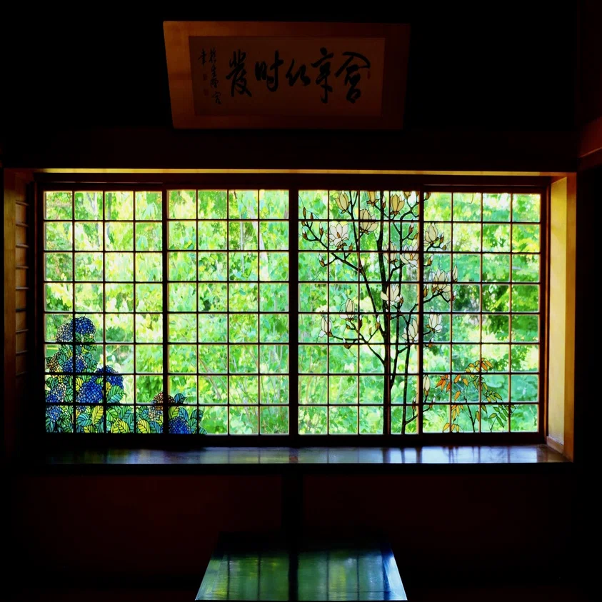 奥津軽の小さな町で、美しいステンドグラスに出会った話｜手塚 大貴