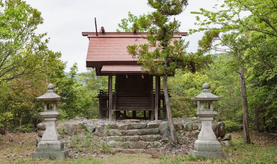 高島山の神社拝殿