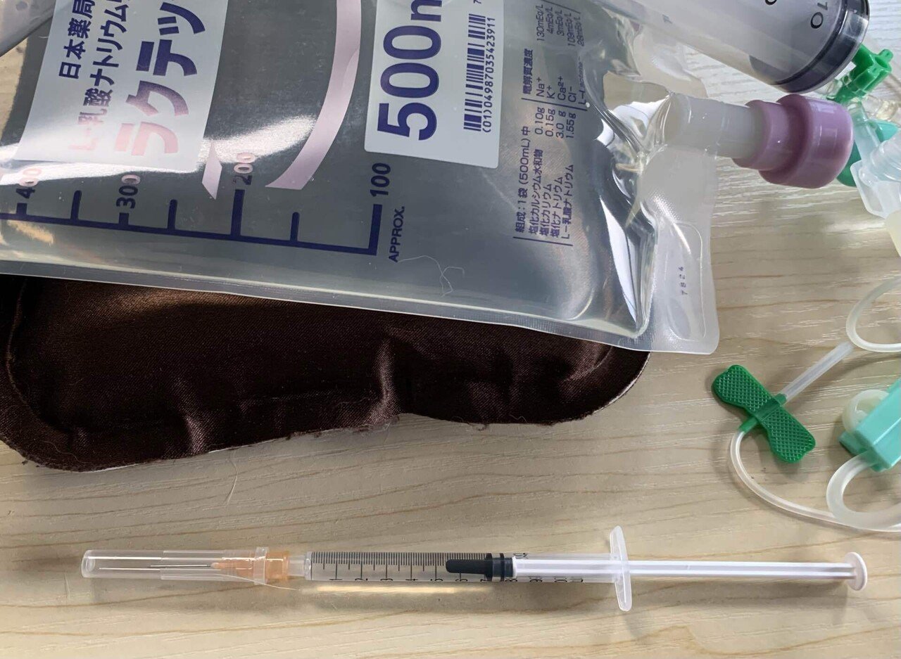 今朝から2回も嘔吐したため セレニア注射 めっちゃ浸みるようで 液体を入れた瞬間に全力で逃げられ流血 これは一人でやるのは不可能だ 妻が注射 俺はぷーの宥め役 暴れつつもなんとか注射できた Ropa Note 今朝から2回も嘔吐したため セレニア注射 めっちゃ浸みるようで 液体を入れた瞬間に全力で逃げられ流血 これは一人でやるのは不可能だ 妻が注射 俺はぷーの宥め役 暴れつつもなんとか注射できた Ropa Note