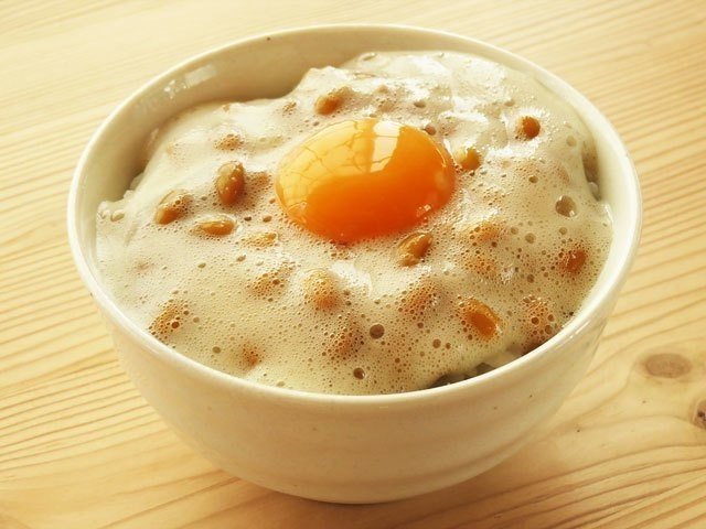 卵白と納豆を混ぜるとこうなるよってお話。https://www.aco-mom.com/family/natto-and-egg-rice.php