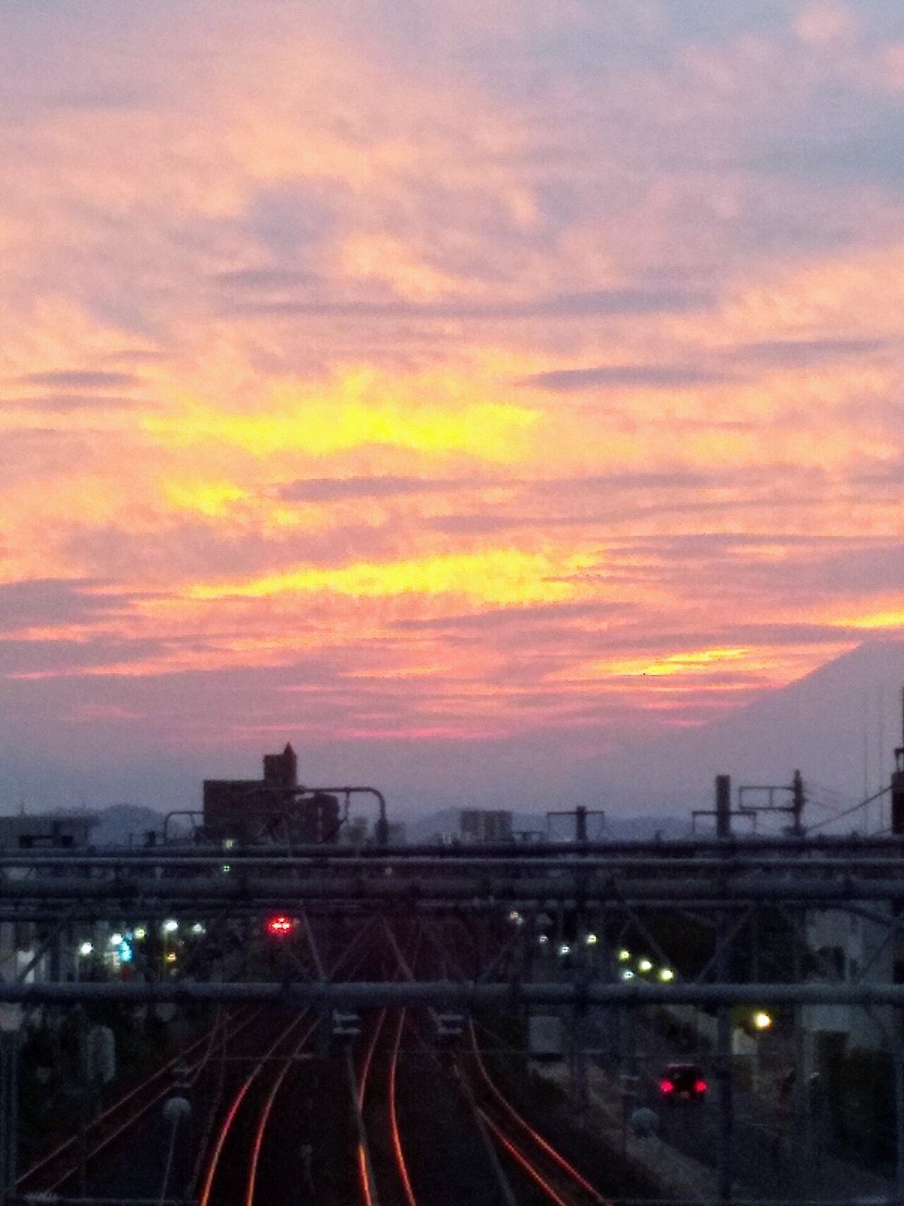 夕焼けに向かう電車 只今休憩中 Note