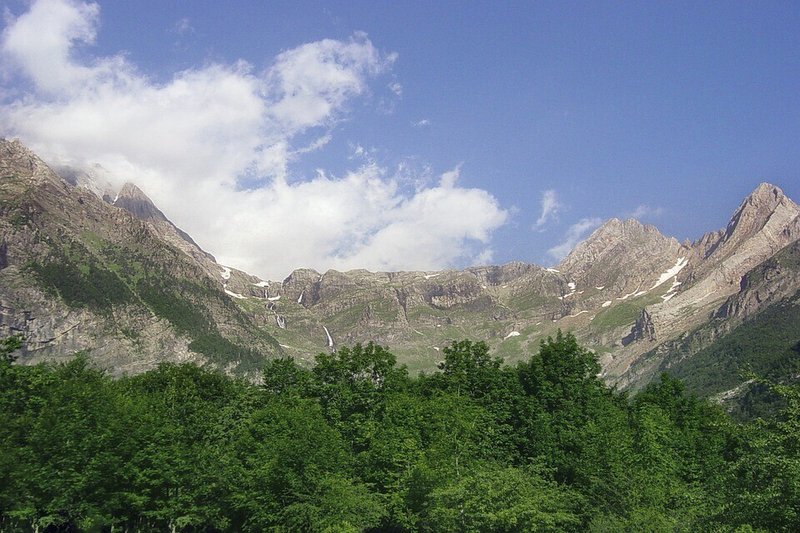 山脈・ピレネー山脈・緑・自然・青空