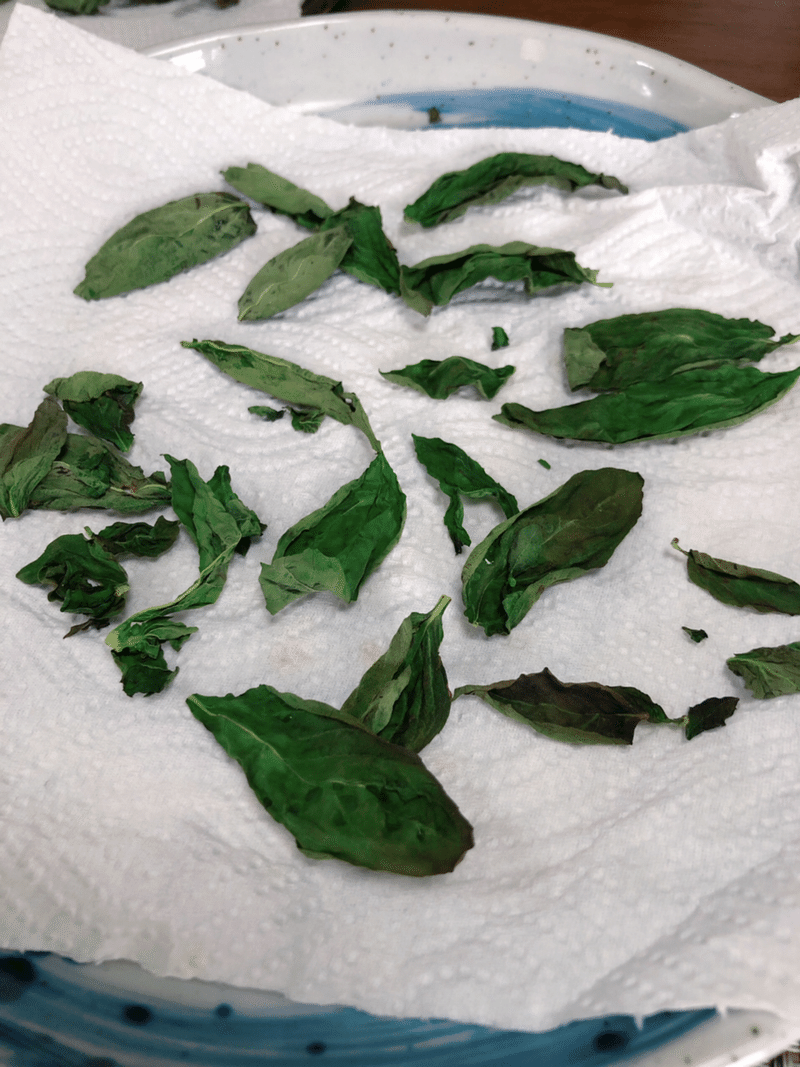 晩酌おつまみに使える 黒くならない レンジでバジルの乾燥方法 ゆみ 晩酌おつまみ Note
