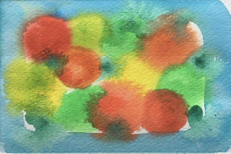 ベランダのスズナリのミニトマトを空色のお弁当箱に詰めてみました。黄緑色の青いトマトもパンパンにはっていて、元気です。おひさまのめぐみをいただいて、夏を乗り切りたいです。画題『ミニトマトのおべんとう。』
