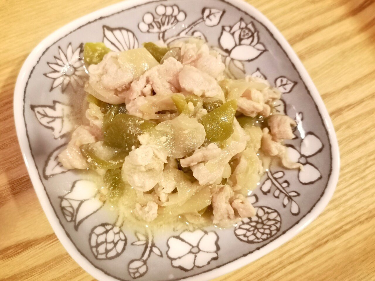 万願寺唐辛子くんよ あんたがそんなに辛口な男だったなんて 私 知らなかった 昨晩の煮浸しは辛口エキス駄々漏れ よ だから今日はアレンジ 辛口男にはまろやかな女が必要 甘いお味噌でスイートに包まれて ホラ ひらみねあや Note