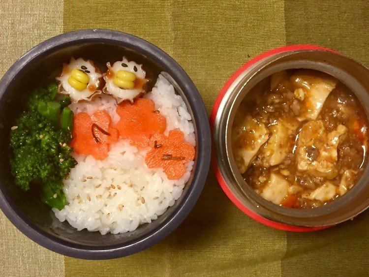 リクエストにより麻婆豆腐のお弁当。ちくわ鳥、スティックブロッコリーのナムル、人参の浅漬け。