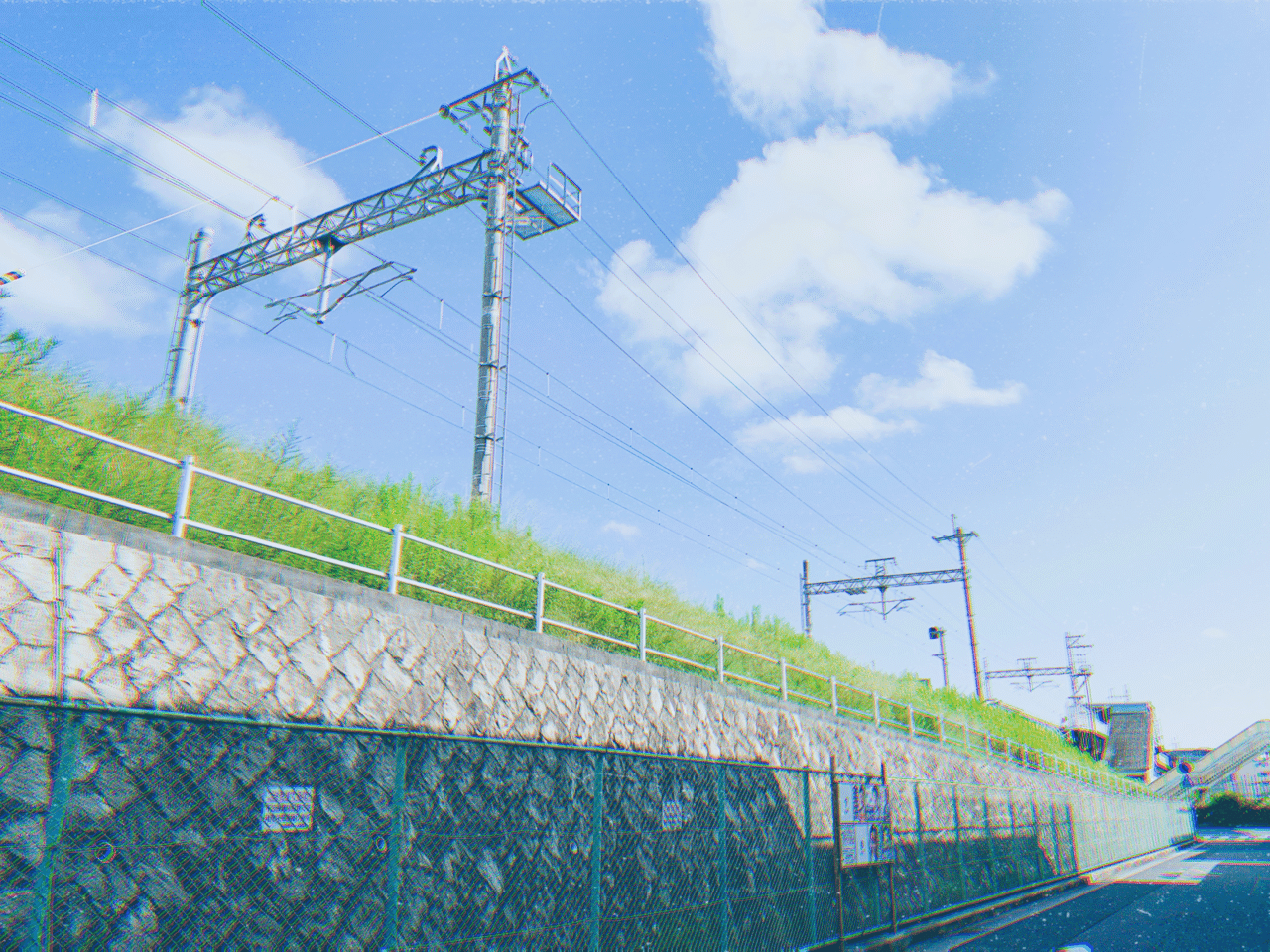 今日はとっても暑くて でもとっても綺麗な青空 どこまでも続くそらに 夢をのせて 今日も明日も明後日も Yuki Note