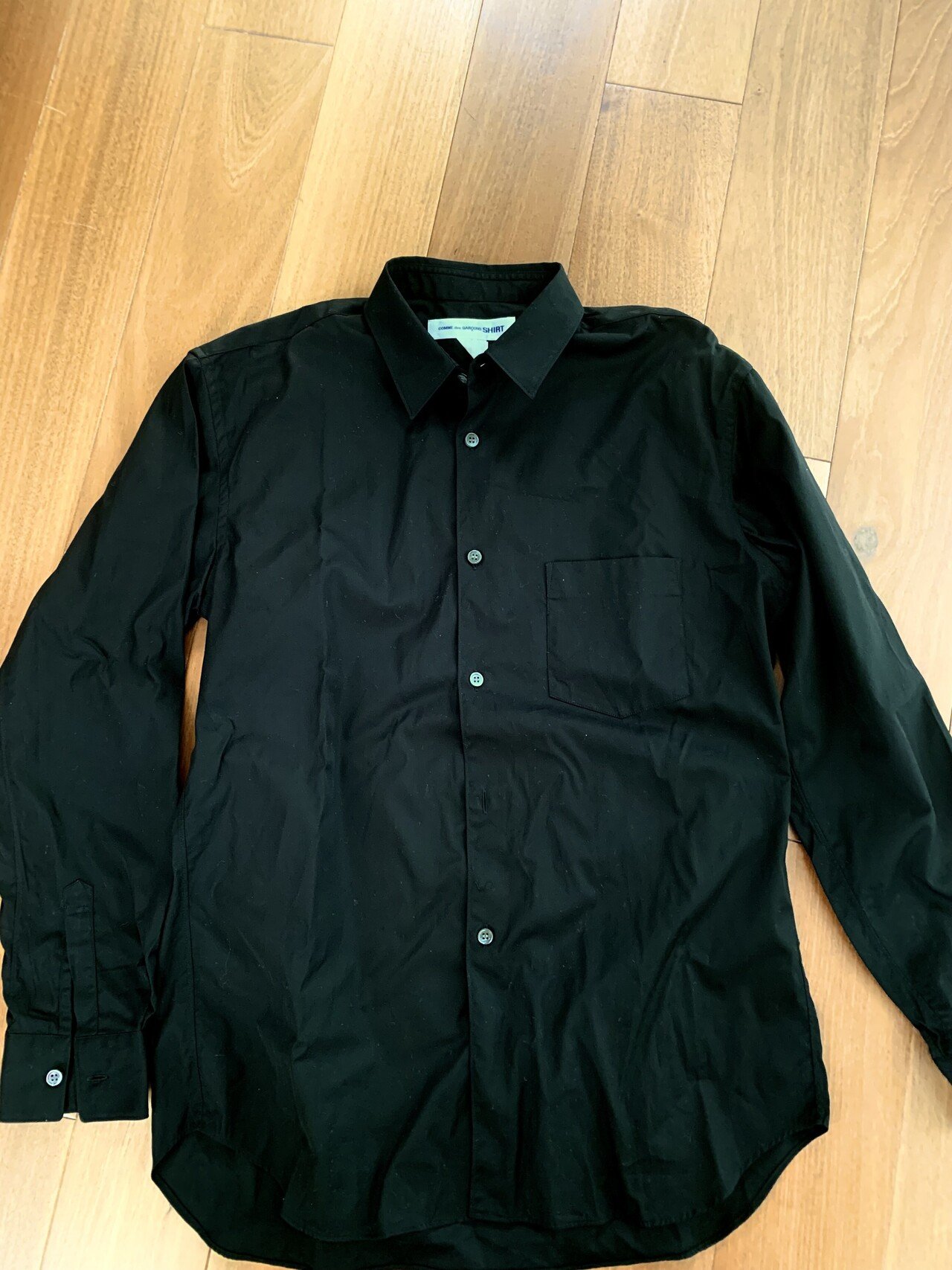 春・秋のベースコーデ（トップス）：襟付きの長袖シャツ（黒）（その２