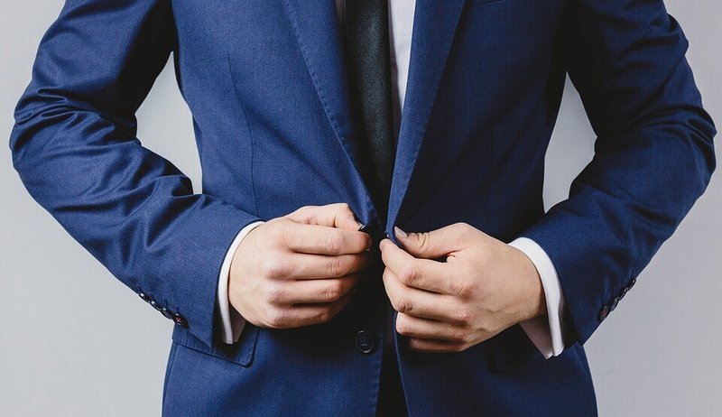 男性・ビジネスマン・スーツ・上品な・お洒落な・紺のスーツ