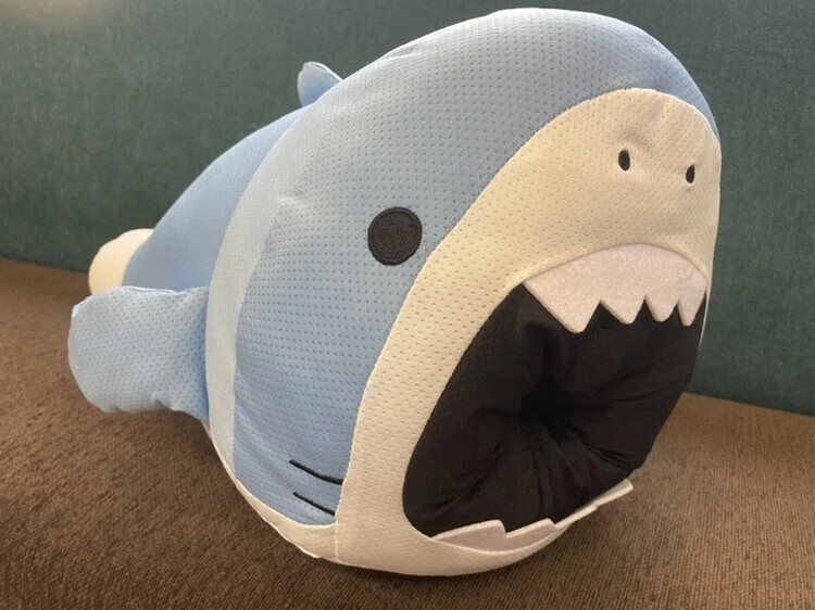 サメーズ ひんやり口あきぬいぐるみXL プレミアム(全1種)のご紹介