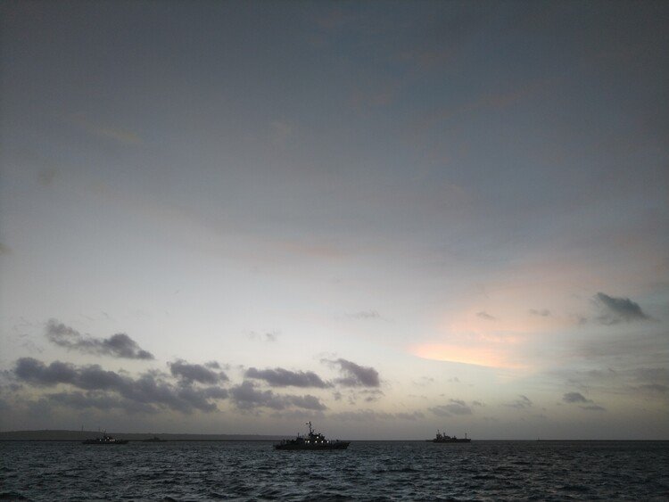 台風前の荷川取漁港。
海保が４隻も湾内にいる。
いつもは尖閣や長山港基地にいるのに！