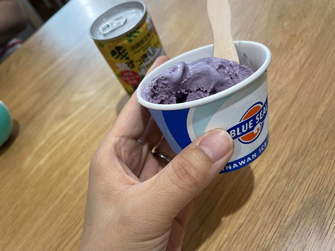 銀座のわしたショップへ行ってきた ブルーシールアイス 美味しかったぁ 紅芋っぽい ウベ っていう紫のアイスが美味しかったな パイナップルジュースも飲んで満足 沖縄のアーティスト マリー Note