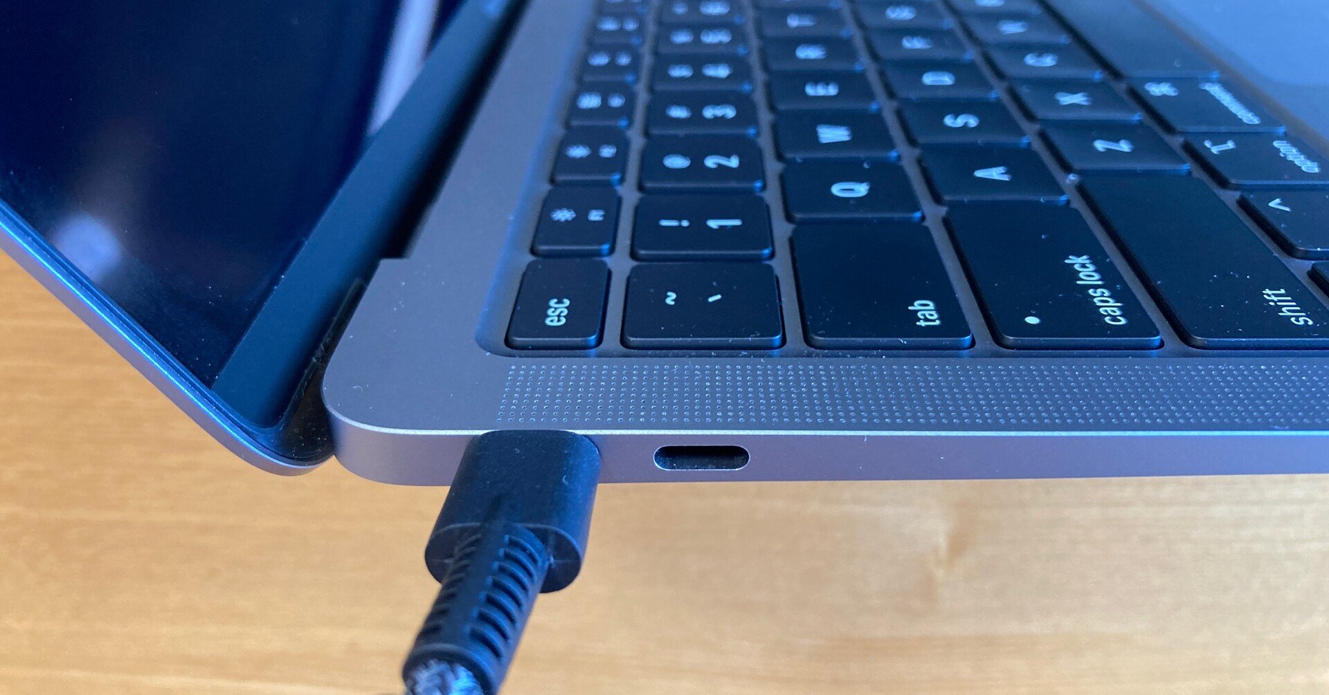 MacBook Air M1 のUSB Type-C 端子が故障した話｜週休3日サラリーマン