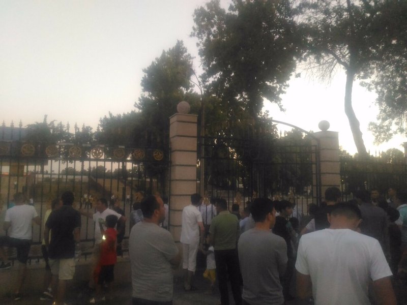 ウズベキスタンリーグの試合でスタジアムの開門を待つ人