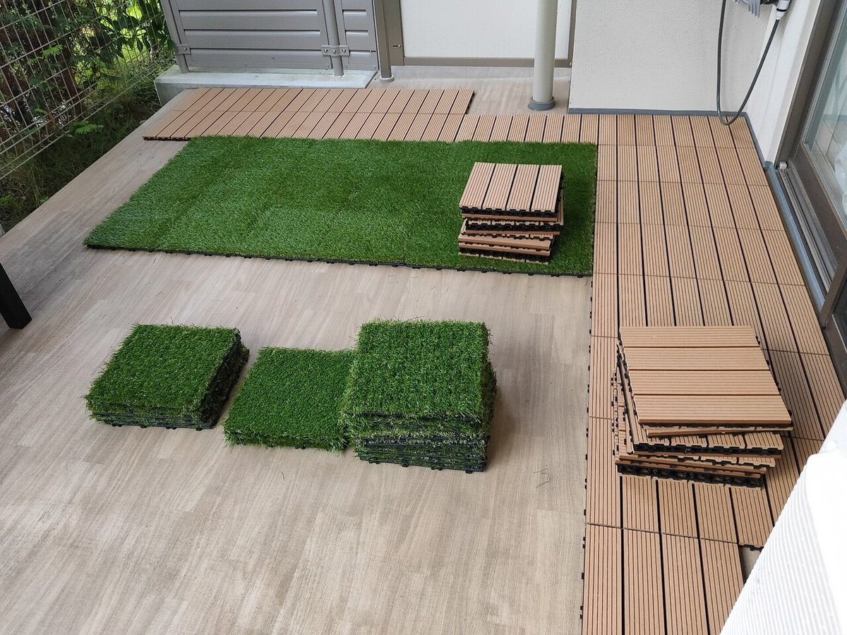 ベランダにジョイントパネル・ウッドデッキで子供の遊びスペース  