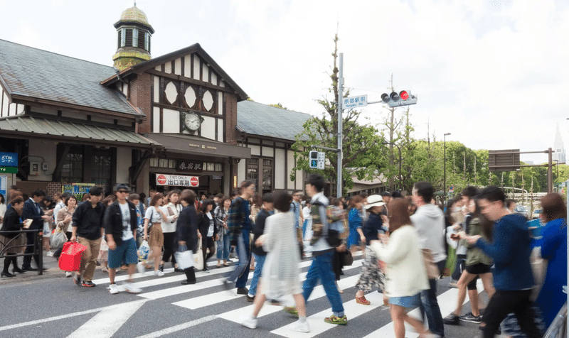 旅先　出かける　人混み　休日