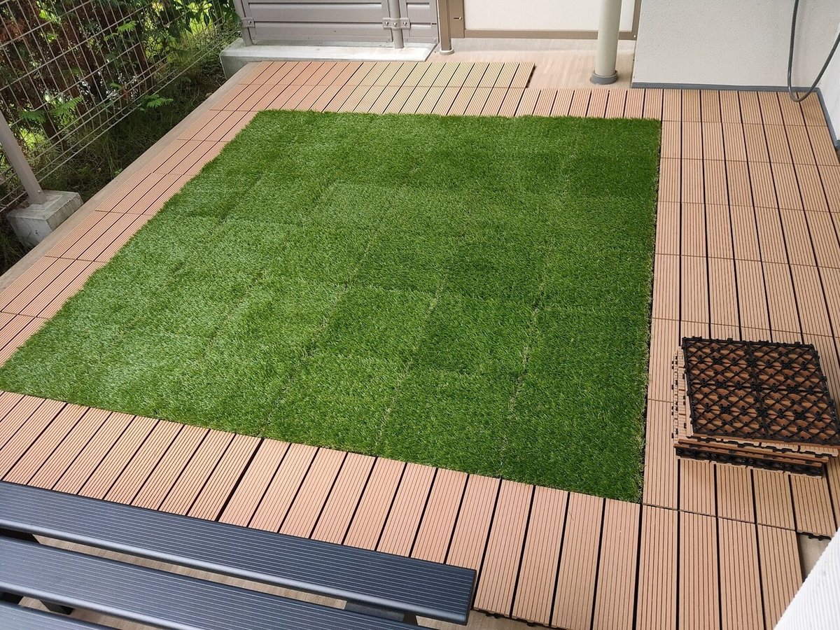 ベランダにジョイントパネル・ウッドデッキで子供の遊びスペース  