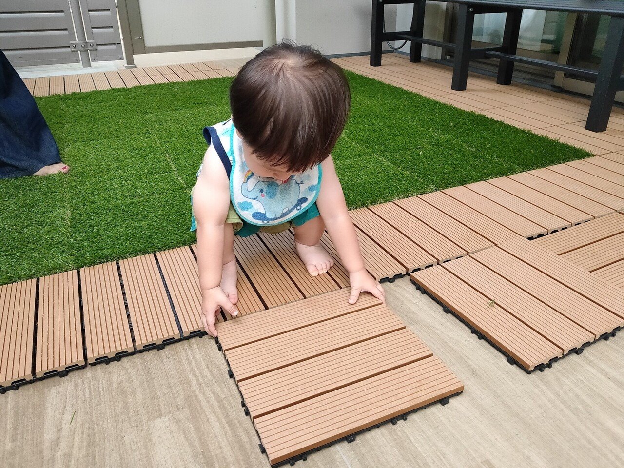 在庫処分 ウッドデッキセット 4枚 パネル Diy 玄関タイル 樹脂ウッド ガーデニング タイル 床 ウッドパネル フロアデッキ パネルデッキ お庭 ベランダ 庭 テラス バルコニー 洗える ジョイントタイル 人工木 園芸 おしゃれ 木製デッキ ジョイント Navioベランダ