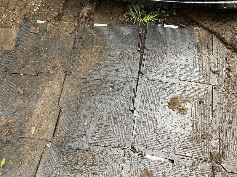遊々山小屋ライフ 山小屋駐車場のぬかるみ対策